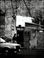 cca 1968 Kecskeméti órásműhely, Vincze János (1922-1999) kecskeméti fotóművész hagyatékából, pecséttel jelzett, vintage fotó, ezüst zselatinos fotópapíron, szélén kis szakadás, 39,5x30 cm