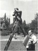 cca 1960 ,,Zenés film készül Kecskemétről, Vincze János (1922-1999) kecskeméti fotóművész hagyatékából, jelzés nélküli vintage fotó, ezüst zselatinos fotópapíron, 39,5x30 cm