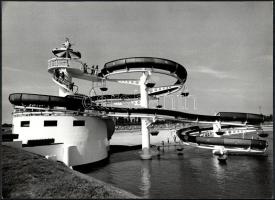 cca 1982 Vincze János (1922-1999) kecskeméti fotóművész hagyatékából, feliratozott vintage fotóművészeti alkotás (Szabadidőközpont 1.), ezüst zselatinos fotópapíron, sarkán törésvonal, 28,7x38,5 cm