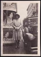 1930 Bp., hölgy a Radius filmszínház hirdetőplakátja előtt (A csók - Greta Garbo), mellette automobil; fotó, a hátoldalon feliratozva, 8,5x6 cm