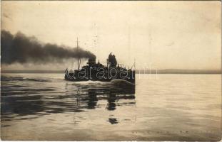 SMS Kaiman (később SM Tb 50 T) osztrák-magyar haditengerészet Kaiman-osztályú torpedónaszádja / K.u.K. Kriegsmarine SM Torpedoboot Kaimann / WWI Austro-Hungarian Navy SMS Kaiman (later SM Tb 50T) Kaiman-class torpedo boat. Fot. Alois Beer. Verlag Schrinner, Pola 1916.