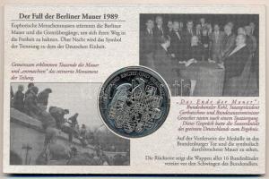 Németország ~1999. "A berlini fal leomlása 1989" fém emlékérem (40mm) + 1Pf (2xklf) + berl...