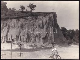 cca 1960-1980 Kerékpározó férfi a 213-as út táblája mellett (Kisterenye, Salgótarján, Mátraszele környéke), nagyméretű fotó, 24x18 cm