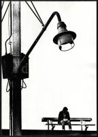 cca 1977 Magyar Alfréd jelzés nélküli vintage fotóművészeti alkotása (padon ülve), ezüst zselatinos fotópapíron, sarkán törésvonal, 38,5x27,5 cm