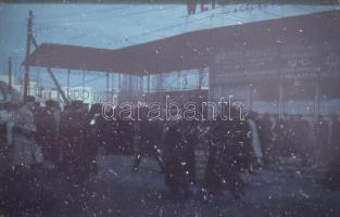 cca 1940 Bp., tömeg a Weiss Manfréd Gyár bejáratánál, 1 db Agfacolor színes diapozitív