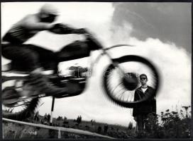 cca 1979 Zsigri Oszkár (1933-?) budapesti fotóművész hagyatékából felirattal jelzett, vintage fotóművészeti alkotás (Motocross), ezüst zselatinos fotópapíron, 28,5x39,3 cm
