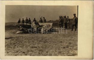 1916 Német katonák egy lelőtt repülőgép roncsával / WWI German military, soldiers next to a shot down aircraft. photo