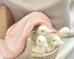 Lladro spanyol figura, Lány kacsákkal, kézzel festett porcelán, jelzett, hibátlan, m: 20 cm
