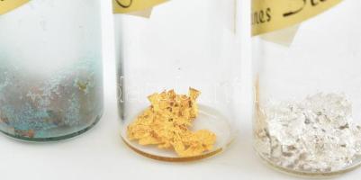 Arany, ezüst és Réz pelyhek a Grossglocknerről, kis üvegcsében 7 cm