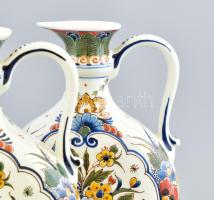 2 db Delft kancsó, kézzel festett, jelzett, apró kopásokkal, m: 29 cm