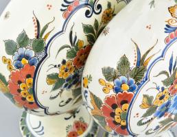 2 db Delft kancsó, kézzel festett, jelzett, apró kopásokkal, m: 29 cm