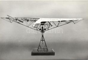 9db kép a Közlekedési Múzeum kiállított gépeiről, alkatrészeiről