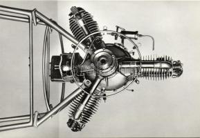 9db kép a Közlekedési Múzeum kiállított gépeiről, alkatrészeiről