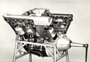 9db kép a Közlekedési Múzeum kiállított gépeiről, alkatrészeiről