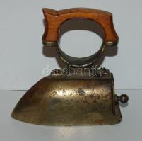 Kis méretű hordozható hamus vasaló a régi időkből