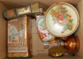 Vegyes bolhapiac tétel, benne fém reklámos dobozzal, hamutartóval, kancsóval és egy kis petróleum lámpával