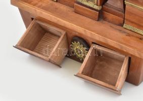 Házi oltár, XVIII.sz. faragott fa, réz, Benne korabeli faragott fa szobor. két rejtett fiókkal, szép...