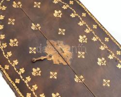 Úti oltár, triptichon. XIX. sz. Aranyozott bőr, litografált képekkel.Jó állapotban, de zsanérok nélk...