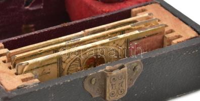 Mini mikroszkóp tárgylemezekkel, eredeti, kissé sérült dobozában 8x7 cm Leírással