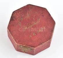 1925 Táncrend tartó dobozka. Feliratozott. Szövet borítás, Belül megvakul tükörrel 8x8 cm