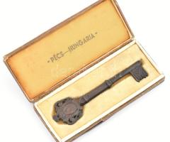 cca 1930 Pécs város kulcsa. Bronz a város és az ország címerével, Jelzett Ludvig gyártói jelzéssel. ...