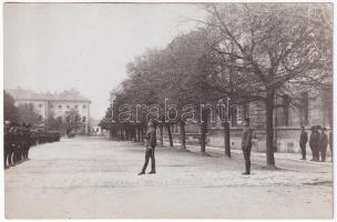 1921 Sopron, Königstage, IV. Károly király és Ostenburg-Moravek Gyula őrnagy csapatai mielőtt megindulnak Budapest felé a második királypuccs megkísérlésére. photo