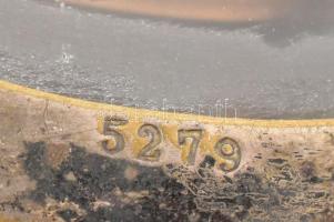 Szecessziós fedeles kínáló tálka. Ezüstözött réz. AS jelzéssel d: 12 cm