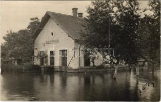 Gombos, Kisgombos Bogojeva selo; vasútállomás árvíz idején. H. Gróf / railway station during flood. photo + Bogojevacko Dobrovoljno Vatrogasno Udruzenje 1925