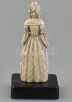 Elefántcsont dáma szobor. Fa alapon. 9 cm