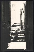 1983 Bándi András (?-?) budapesti fotóművész hagyatékából pecséttel jelzett, vintage fotóművészeti alkotás (Kötelék), ezüst zselatinos fotópapíron, 39,5x25,5 cm