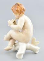 Ens porcelán fuvolázó puttó, kézzel festett, jelzett, apró kopásnyomokkal, m: 13 cm