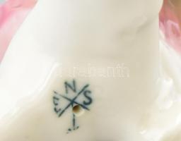 Ens porcelán fuvolázó puttó, kézzel festett, jelzett, apró kopásnyomokkal, m: 13 cm