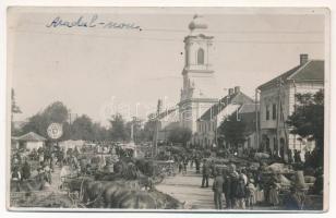 ~1930 Arad, Újarad, Aradul-nou; piac a fő téren, vásár, üzlet, templom / market, shops, church. photo