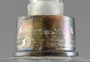 Nagy méretű parfümös üveg jelzett ezüst peremmel. Csiszolt dugóval. 18 cm