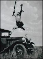 cca 1930 ,,Hurrá! Megérkezett az első automobilom! - 1 db modern nagyítás a néhai Lapkiadó Vállalat központi fotólaborjának archívumából, 21x15 cm