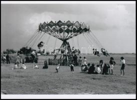 cca 1960 és 1975 között készült felvételek Kecskeméten, vintage negatívokról készült 3 db modern fotónagyítás (a negatívok nem képezik a tétel tartalmát!), 15x21 cm