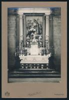 cca 1920 Romák Jenő budapesti fényképész felvétele egy templom oltáráról és a mellette imádkozó két papról, keményhátú vintage fotó, 21,6x15 cm