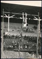 1963 Mikó László fotóriporter pecsétjével jelzett, vintage fotó (Rúdugró), ezüst zselatinos fotópapíron, 29,3x20,6 cm