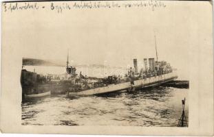 1915 SMS Turul Osztrák-Magyar Monarchia Huszár-osztályú rombolója zátonyra futott II. felvétel: egyik kikötőbe vontatják / K.u.K. Kriegsmarine Zerstörer / WWI Austro-Hungarian Navy destroyer SMS Turul ran aground. photo (vágott / cut)