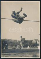cca 1920 Révész és Bíró budapesti fényképészek pecsétjével ellátott, vintage sportfotó, ezüst zselatinos fotópapíron, 17,1x12,1 cm