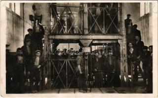 1930 Tatabánya, Magyar Általános Kőszénbánya részvénytársulat tatai bányászata, személyszállítás az aknában, bányászok (EK)