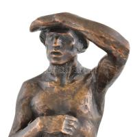 ifj. Fekete Géza Dezső (1939-2021): Pihenő favágó. Bronzozott műgyanta. Jelzett m: 36 cm