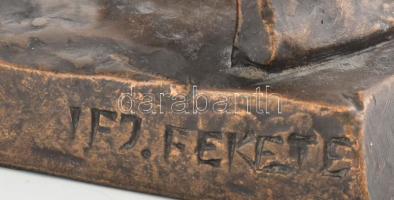 ifj. Fekete Géza Dezső (1939-2021): Pihenő favágó. Bronzozott műgyanta. Jelzett m: 36 cm