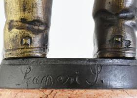 Szamosi Imre (1887-1965): Olvasó férfi. Bronz, jelzett, márvány talapzat, m: 27 cm