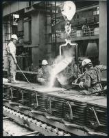 cca 1980 Budapest, Kőbányai Vas- és Acélöntöde, 1 db vintage fotó, ezüst zselatinos fotópapíron, a néhai Lapkiadó Vállalat központi fotólaborjának archívumából, felületén szárítási hiba, 22,5x17,7 cm