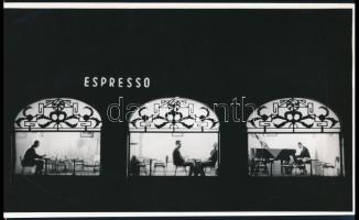 cca 1965 Budapest, zenés ,,espresso" esti kivilágításban, 1 db vintage fotó, ezüst zselatinos fotópapíron, 18x30 cm