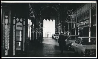 cca 1966 Budapest, Párizsi udvar, 1 db vintage fotó, ezüst zselatinos fotópapíron, 18x30 cm