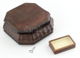 2 db antik, bőrborítású doboz, ládika. Rombusz alakú, kulcsos zárral. 17x17 cm + Aranyozott bőr doboz üveges tetővel 8,5x5,5 cm