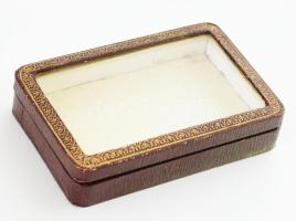 2 db antik, bőrborítású doboz, ládika. Rombusz alakú, kulcsos zárral. 17x17 cm + Aranyozott bőr dobo...