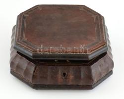 2 db antik, bőrborítású doboz, ládika. Rombusz alakú, kulcsos zárral. 17x17 cm + Aranyozott bőr dobo...